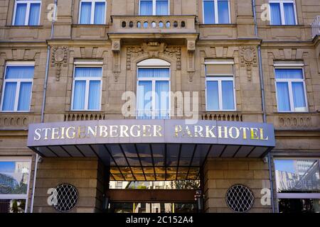 Außenansicht des traditionellen Luxushotel 'Steigenberger Parkhotel' in Düsseldorf, erbaut 1902. Es liegt in der Nähe des Parks 'Hofgarten'. Stockfoto