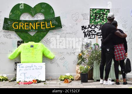 Menschen in der Grenfell Memorial Community Mosaik am Fuße des Tower Blocks in London zum dritten Jahrestag des Grenfell Tower Feuers, der am 14 2017. Juni 72 Menschenleben forderte. Stockfoto