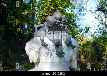 Nachbildung des „Märchenbrunnens“, „errichtet am 16. November 1905 im öffentlichen Park „Hofgarten“ vom französischen Bildhauer Max Blondat. Stockfoto