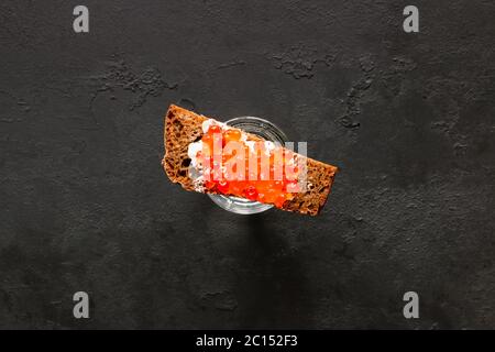Schuss Wodka und Roggenbrot mit rotem Kaviar Stockfoto
