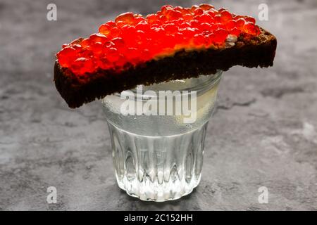 Glas Wodka und Brot mit rotem Kaviar Closeup Stockfoto