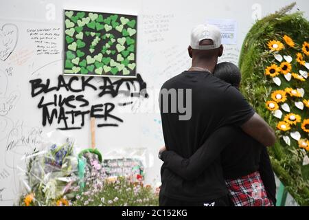 Menschen in der Grenfell Memorial Community Mosaik am Fuße des Tower Blocks in London zum dritten Jahrestag des Grenfell Tower Feuers, der am 14 2017. Juni 72 Menschenleben forderte. Stockfoto