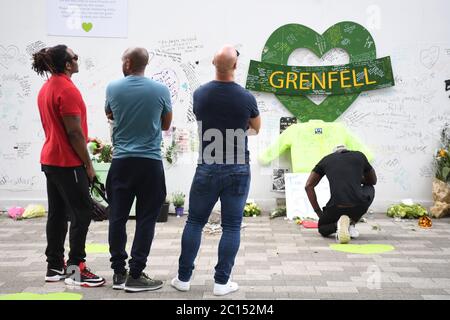 Menschen in der Grenfell Memorial Community Mosaik am Fuße des Tower Blocks in London zum dritten Jahrestag des Grenfell Tower Feuers, der am 14 2017. Juni 72 Menschenleben forderte. Stockfoto