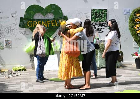 Menschen in der Grenfell Memorial Community Mosaik am Fuße des Tower Blocks in London zum dritten Jahrestag des Grenfell Tower Feuers, der am 14 2017. Juni 72 Menschenleben forderte. Stockfoto