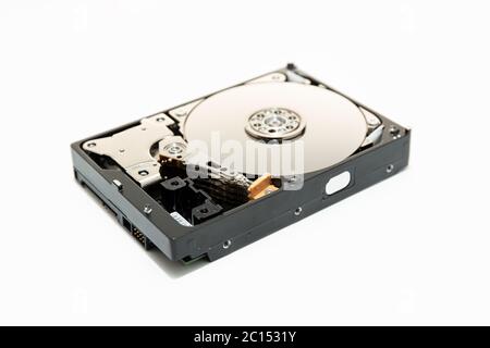 Geöffnete Festplatte HDD isoliert auf weißem Hintergrund. Datenspeicher für Computerhardware. Stockfoto