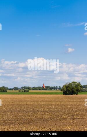 Landwirtschaftliche Fläche im Sommer mit blauem Himmel und weißen Wolken in Deutschland Stockfoto