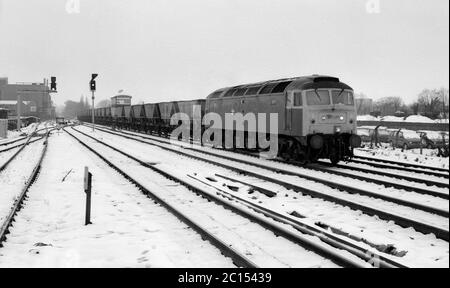 Diesel-Lokomotive der Baureihe 47 Nr. 47379, die im Winter einen MGR-Kohlezug in Leamington Spa, Warwickshire, England, Großbritannien, zieht. Januar 1986. Stockfoto