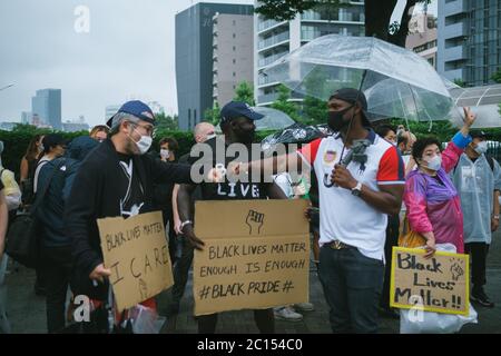 Menschen mit Maske versammeln sich vor einem Protest. Tausende von Demonstranten gehen während eines Protestes der Black Lives Matter am 14. Juni 2020 im Einkaufsviertel Shibuya in Tokio auf die Straße. Nach dem Tod von George Floyd, Black Lives Matter Protest nehmen auf der ganzen Welt. 14. Juni 2020 Quelle: Nicolas Datiche/AFLO/Alamy Live News Stockfoto