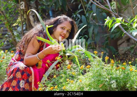 Ein junges Mädchen hält Aloe Vera Pflanze, Konzept für Hautpflege und Schönheit und Make-up Stockfoto