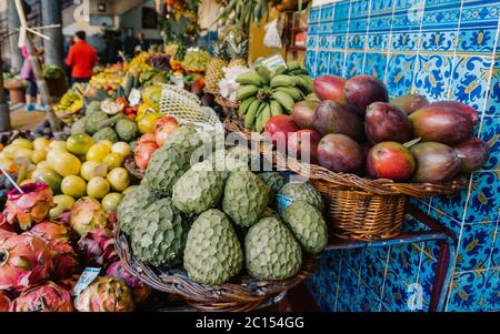 Frische und reife exotische Früchte auf dem traditionellen Bauernmarkt Mercado dos Lavradores, Funchal, Madeira Island, Portugal Stockfoto