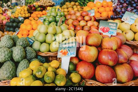 Frische und reife exotische Früchte auf dem traditionellen Bauernmarkt Mercado dos Lavradores, Funchal, Madeira Island, Portugal Stockfoto