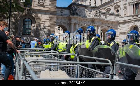 Die Polizei in Whitehall steht hinter Barrieren und verhindert, dass die ersten rechtsextremen Unterstützer Großbritanniens mit Black Lives Matter gegen Rassismus-Demonstranten zusammenprallen. Stockfoto