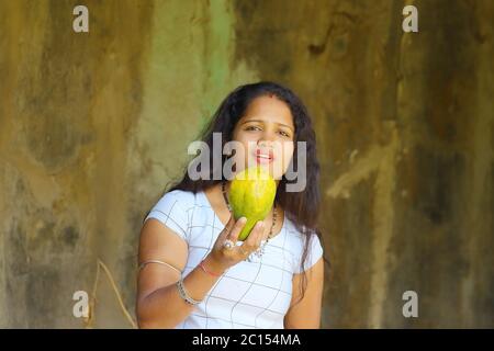 Schöne junge indische Mädchen hält reife Papaya, Konzepte für Konzept für Hautpflege und Schönheit und Make-up Stockfoto