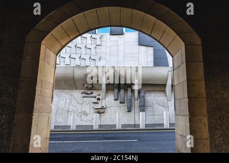 Schottisches Parlamentsgebäude in Holyrood, Edinburgh, Hauptstadt von Schottland, Teil von Großbritannien, Blick von der Canongate Street Stockfoto