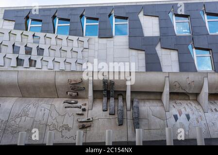 Schottisches Parlamentsgebäude in Holyrood, Edinburgh, Hauptstadt von Schottland, Teil von Großbritannien, Blick von der Canongate Street Stockfoto