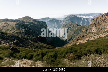 Portugal, Madeira, Blick auf die Berge und Felsen bei Arieiro - dem höchsten Punkt der Insel Madeira. Schöner Sonnenuntergang über den Bergen, Stockfoto