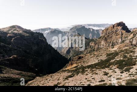 Portugal, Madeira, Blick auf die Berge und Felsen bei Arieiro - dem höchsten Punkt der Insel Madeira. Schöner Sonnenuntergang über den Bergen, Stockfoto