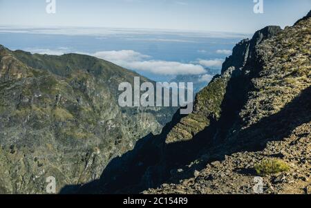 Portugal, Madeira, Blick auf die Berge und Felsen bei Arieiro - dem höchsten Punkt der Insel Madeira. Schöner Sonnenuntergang über den Bergen, Stockfoto