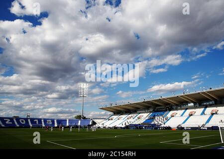 Leganes, Spanien. Juni 2020. Allgemeine Ansicht Fußball : Stadion, um einen Moment der Stille für diejenigen, die an Coronavirus starb vor der spanischen 'La Liga Santander' Spiel zwischen CD Leganes 1-2 Real Valladolid CF im Estadio Municipal de Butarque in Leganes, Spanien bieten . Quelle: Mutsu Kawamori/AFLO/Alamy Live News Stockfoto