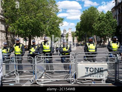 Die Polizei in Whitehall steht hinter Barrieren und verhindert, dass die ersten rechtsextremen Unterstützer Großbritanniens mit Black Lives Matter gegen Rassismus-Demonstranten zusammenprallen. Stockfoto