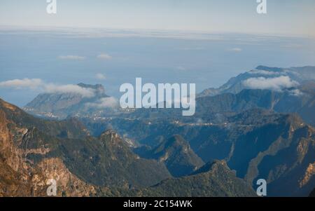 Portugal, Madeira, Blick auf die Berge und Felsen bei Arieiro - dem höchsten Punkt der Insel Madeira. Schöner Sonnenuntergang über den Bergen, Stockfoto