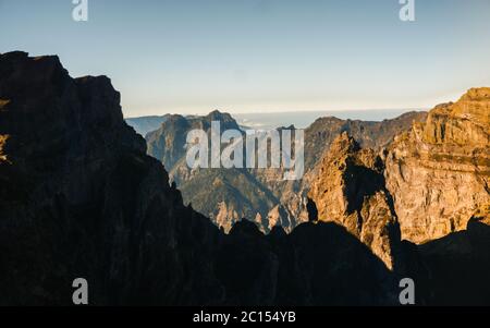 Portugal, Madeira, Blick auf die Berge und Felsen bei Arieiro - dem höchsten Punkt der Insel Madeira. Schöner Sonnenuntergang über den Bergen, Stockfoto