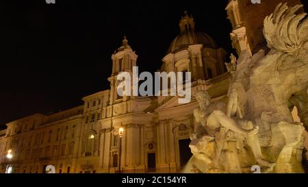 Nacht in Rom. Blick auf die Piazza Navona Platz Brunnen der vier Flüsse und St. Agnes Kirche schöne barocke Denkmäler beleuchtet, errichtet in Th Stockfoto