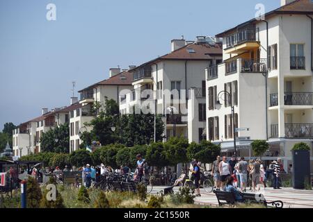 13. Juni 2020, Polen, Swinemünde (Swinoujscie): Touristen spazieren auf der Strandpromenade auf der polnischen Seite der Insel Usedom. Nach fast drei Monaten hat Polen in der Nacht zum 13.06.2020 seine Grenzen zu allen EU-Nachbarländern wieder geöffnet. Foto: Stefan Sauer/dpa Stockfoto