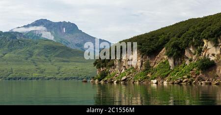 Schöne Küste der Kurilen See spiegelt sich im Wasser. Stockfoto