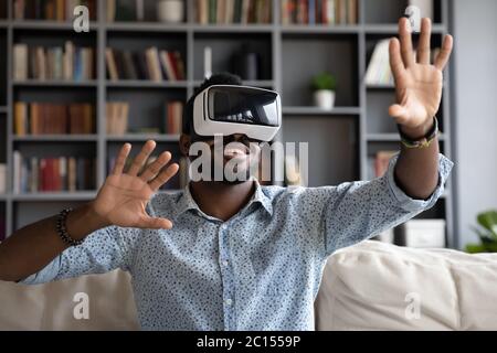 African Kerl tragen Headset genießen virtuelle Realität online Spiel Simulation Stockfoto