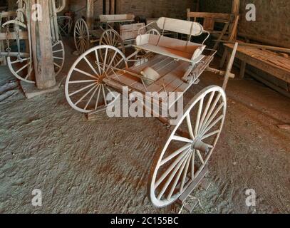 Alter Wagen im Stall, Hubbell Trading Post National Historic Site, Navajo Indianerreservat, Ganado, Arizona, USA Stockfoto