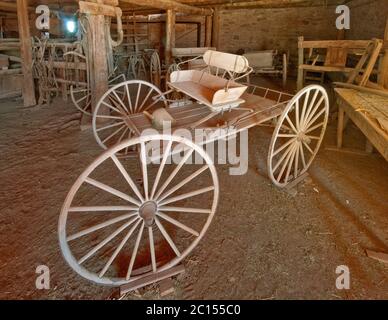 Alter Wagen im Stall, Hubbell Trading Post National Historic Site, Navajo Indianerreservat, Ganado, Arizona, USA Stockfoto