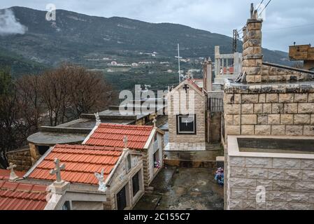 Friedhof neben der Maroniten-Kirche von St. Michael im Dorf Sereel, auch bekannt als Siriil, im Bezirk Zgharta im Norden des Libanons Stockfoto