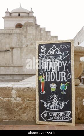 Happy Hour Tafel mit Text in Kreide Arequipa, Peru geschrieben Stockfoto