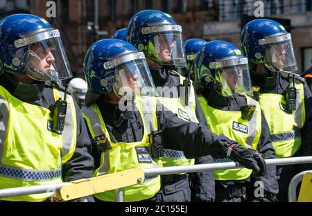 Die Polizei in Whitehall steht hinter Barrieren und verhindert, dass die ersten rechtsextremen Unterstützer Großbritanniens mit Black Lives Matter gegen Rassismus-Demonstranten zusammenprallen. Stockfoto