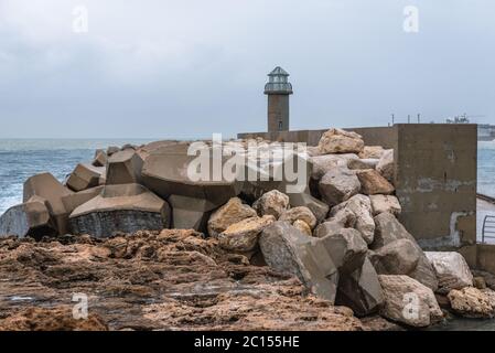 Wellenbrecher im Hafen von Batroun Stadt im nördlichen Libanon und eine der ältesten Städte der Welt Stockfoto