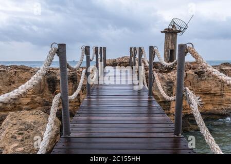 Brücke auf phönizischen Mauer in Batroun Stadt im nördlichen Libanon und eine der ältesten Städte der Welt Stockfoto