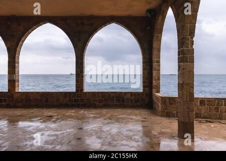 Terrasse neben Saydet al Bahr - Our Lady of the Sea Church in Batroun Stadt im Nordlibanon und eine der ältesten Städte der Welt Stockfoto