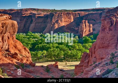 Canyon de Chelly von Tunnel zu übersehen, bei Sonnenaufgang, Canyon de Chelly Nationalmonument, Navajo Indian Reservation, Arizona, USA Stockfoto