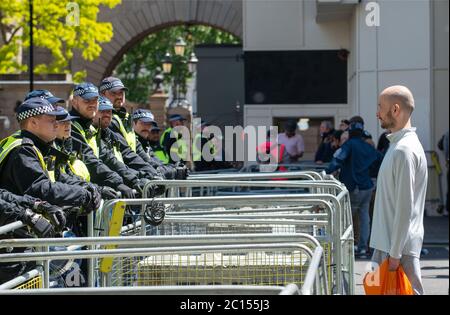 Die Polizei in Whitehall steht hinter Barrieren und verhindert, dass die ersten rechtsextremen Unterstützer Großbritanniens mit Black Lives Matter gegen Rassismus-Demonstranten zusammenprallen. Stockfoto