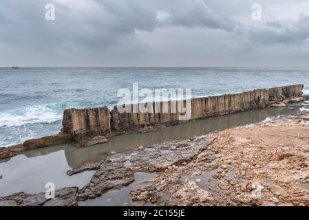 Alte phönizische Mauer in Batroun Stadt im nördlichen Libanon und eine der ältesten Städte der Welt Stockfoto