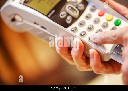 Paris, Frankreich - 08. Oktober 2015: Nahaufnahme der weiblichen Hand, die den Kauf über den Bezahlautomaten macht Stockfoto