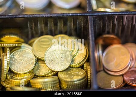 Offener Registrierkassen mit vielen Münzen von Euro und Banknoten Stockfoto