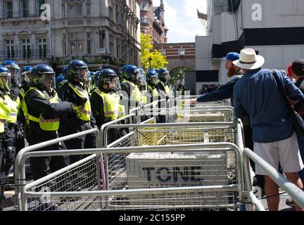 Die Polizei in Whitehall steht hinter Barrieren und verhindert, dass die ersten rechtsextremen Unterstützer Großbritanniens mit Black Lives Matter gegen Rassismus-Demonstranten zusammenprallen. Stockfoto