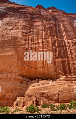 Ruinen des Weißen Hauses, Wüstenlack an der Wand, Canyon de Chelly National Monument, Navajo Indianerreservat, Arizona, USA Stockfoto