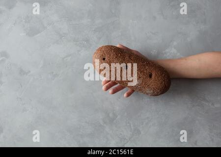 Laib Brot in der hand Stockfoto