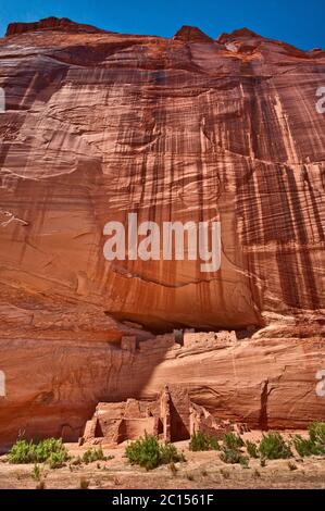 Ruinen des Weißen Hauses, Wüstenlack an der Wand, Canyon de Chelly National Monument, Navajo Indianerreservat, Arizona, USA Stockfoto