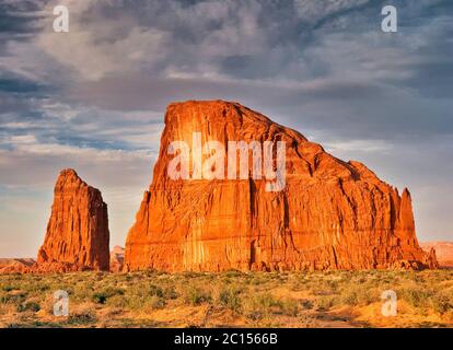 Dancing Rocks, Buttes in Chinle Valley, bei Sonnenuntergang, in der Nähe der Stadt Round Rock, Navajo Indianerreservat, Arizona, USA Stockfoto