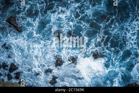 Luftaufnahme zu Wellen. Blaue Wasser Hintergrund Stockfoto