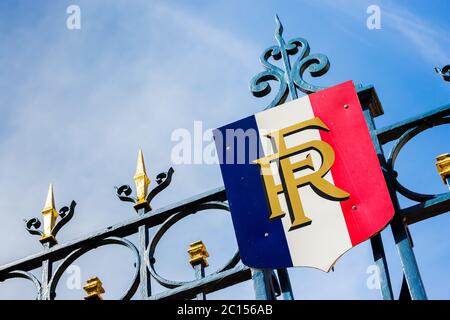 Paris, Frankreich - 27. März 2017: Tor mit goldener Dekoration und französischer Flagge. Konzept der prädidentiellen Wahlen Stockfoto